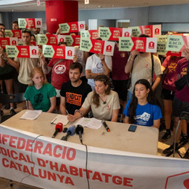 Rueda de prensa de la Confederació Sindical d'Habitatge a la Cambra de la Propietat de Barcelona.